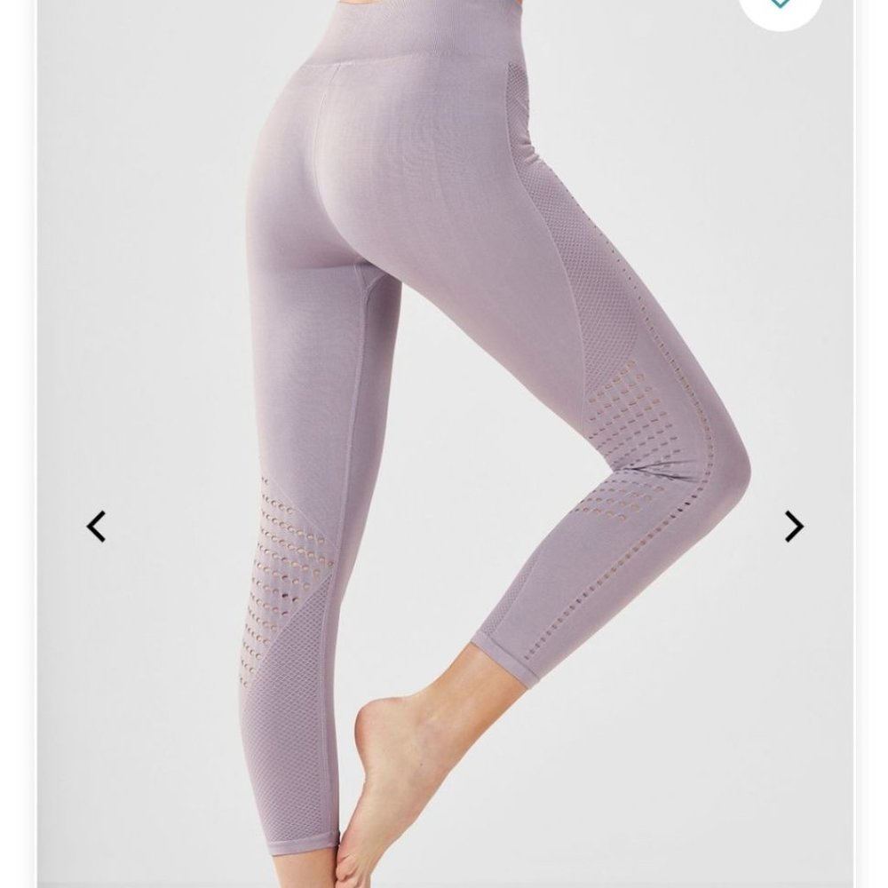 fabletics seamless mid-rise solid capri lilac xs